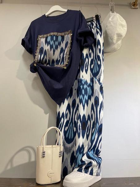 بنطلون ذو أرجل عريضة + تي شيرت بأكمام قصيرة  + كاسكيط