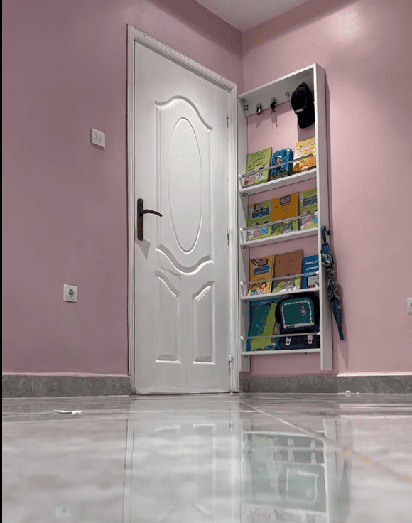 رف خلف الباب