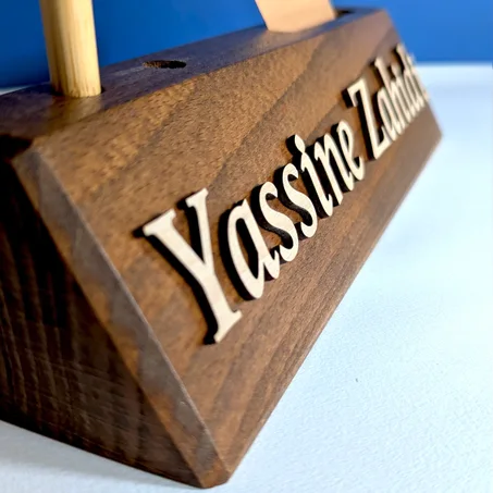 Plaque signalétique en bois