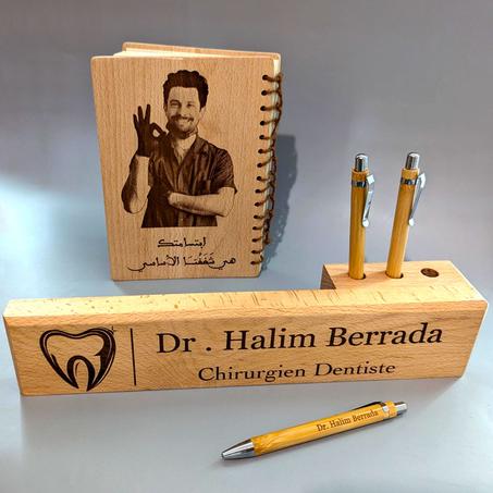 Agenda personnalisé en bois & plaque signalétique