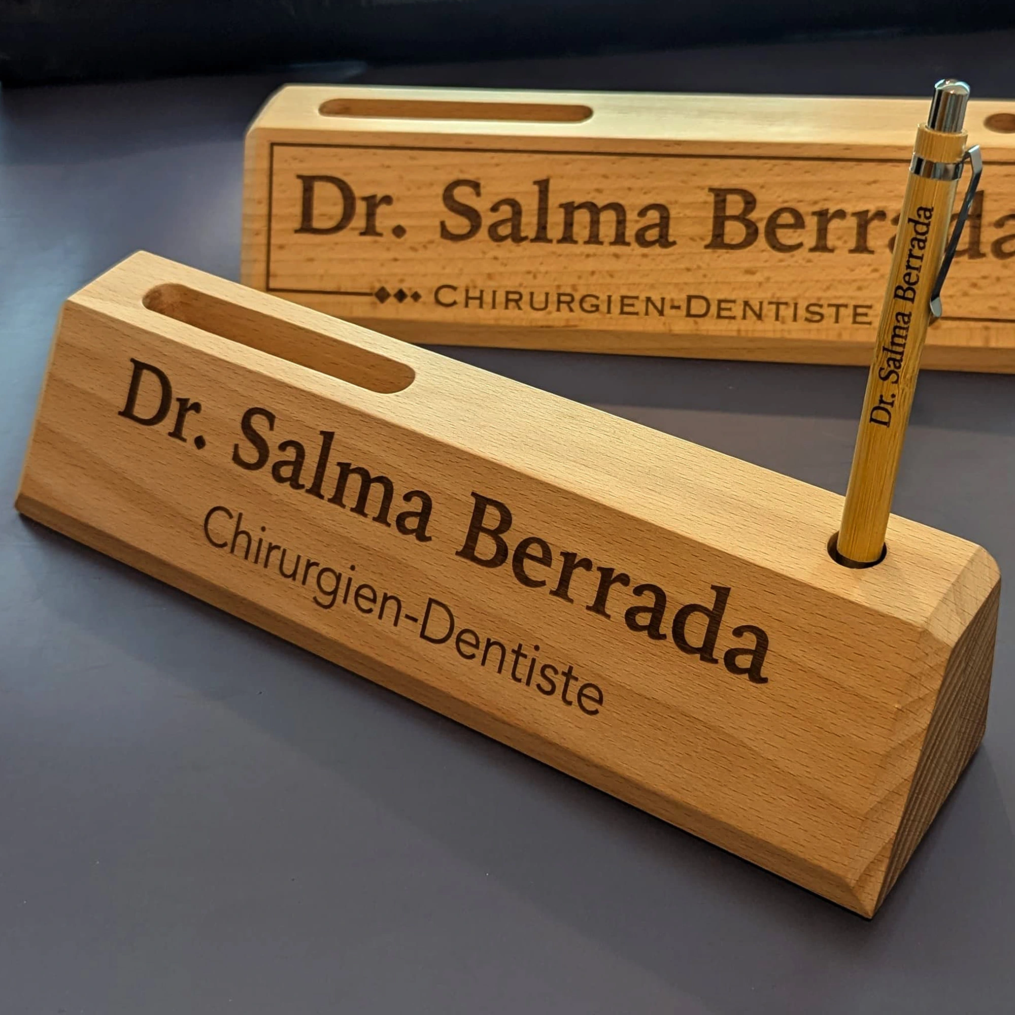 Plaque signalétique en bois