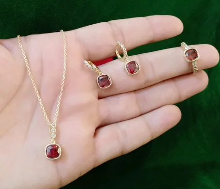 انصومبل مكون من 4قطع عصري وراقي جدا انيق وجداب عند ارتدائه