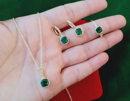 انصومبل مكون من 4قطع عصري وراقي جدا انيق وجداب عند ارتدائه