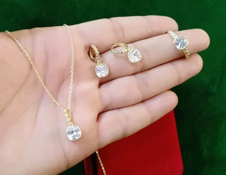 انصومبل مكون من 4قطع عصري وراقي جدا انيق وجداب عند ارتدائه