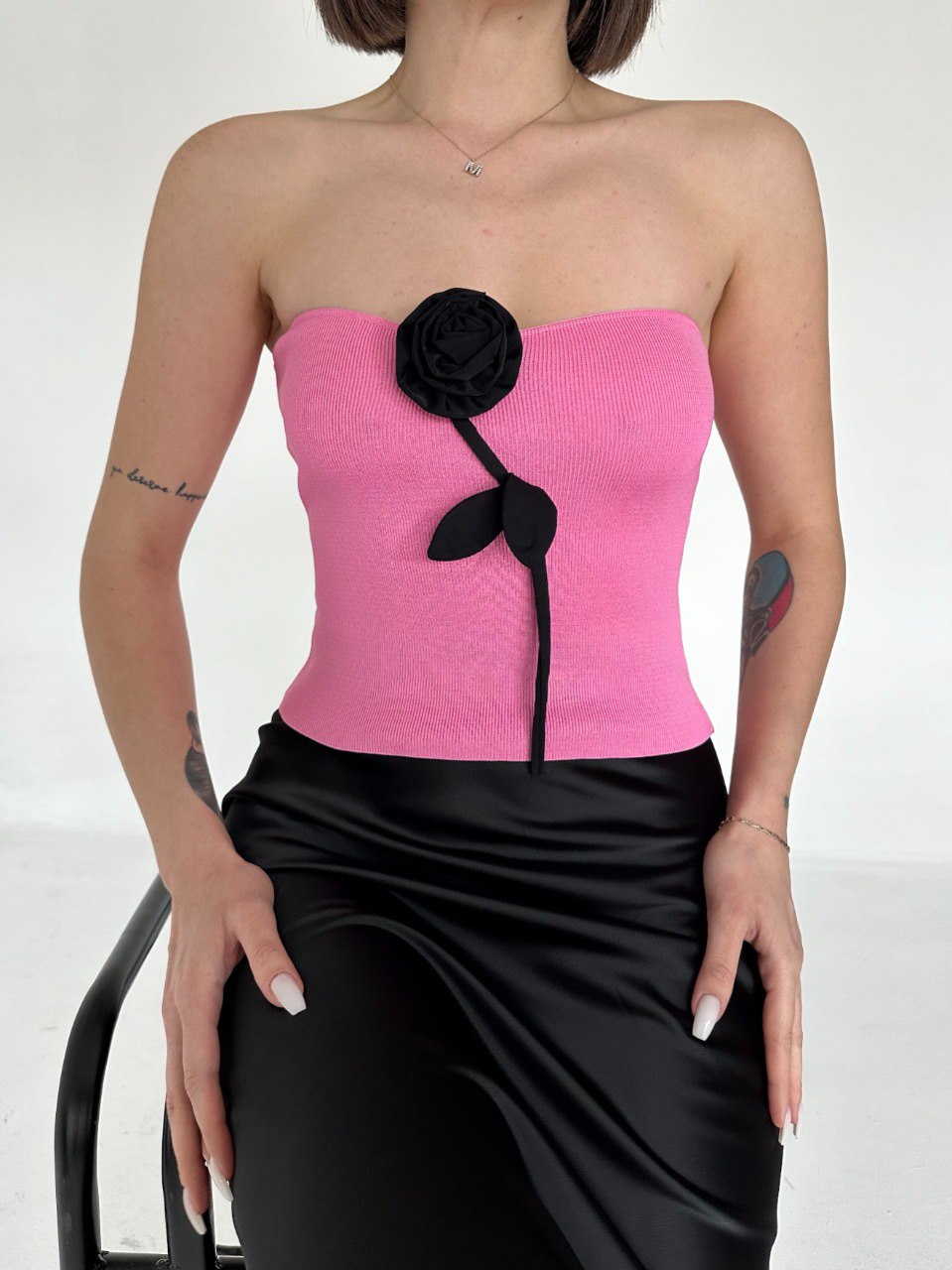 top sans bretelles en maille rose détaillée