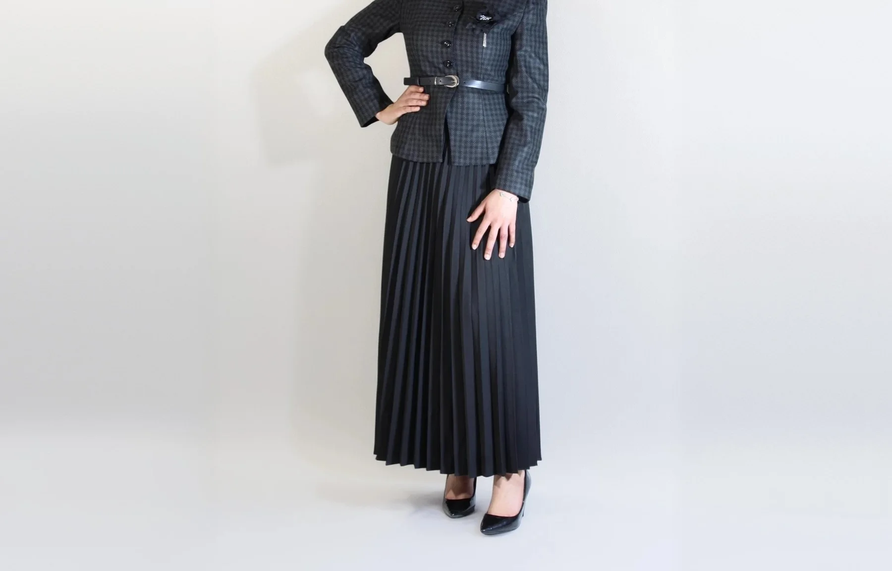 Ensemble Veste Carreaux Anthracite Jupe Plissée Noire