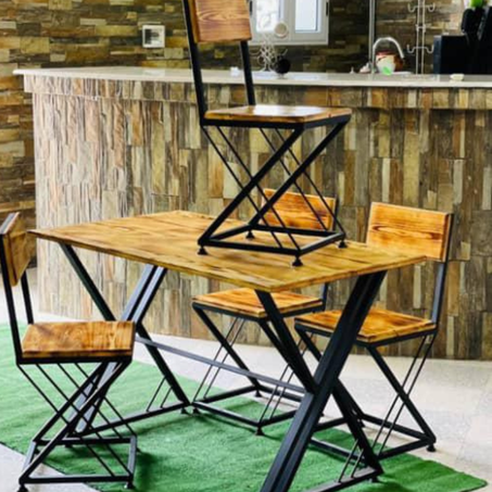 طاولة مع 4كراسي