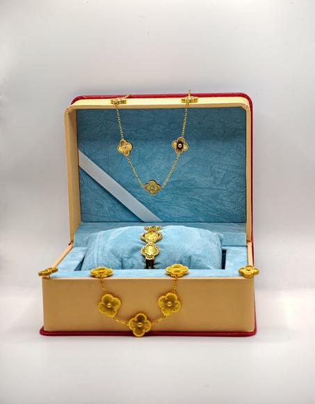 طقم نسائي فان كليف فاخر باللون الذهبي