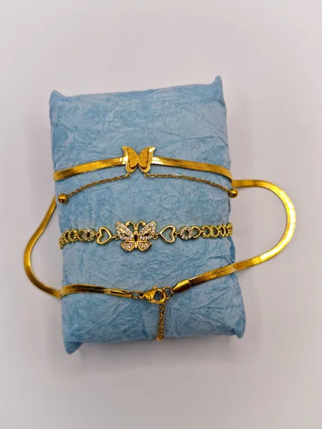 مجموعة أساور نسائية باللون الذهبي مزينة بفراشات راقية