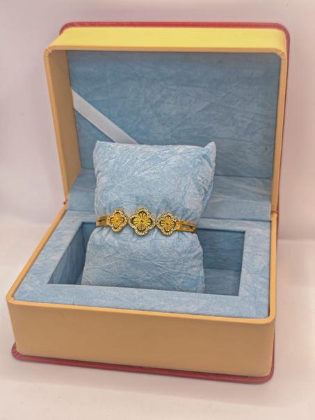 سوار نسائي فاخر باللون الذهبي مزين بزخارف ورود