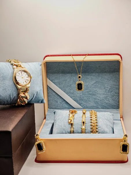 طقم نسائي باللون الذهبي مع ساعه رادكو انيقه