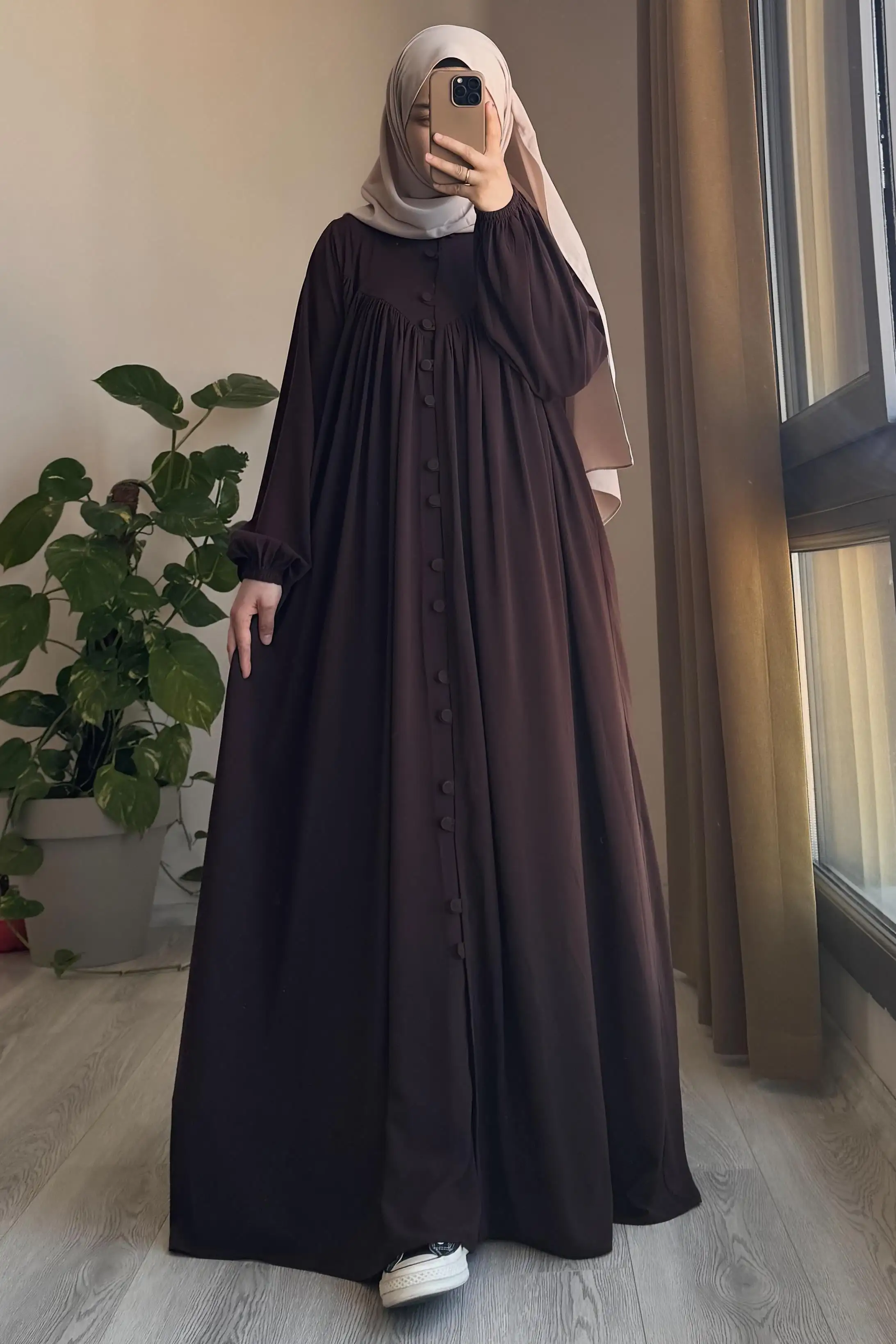 عباية بياقة على شكل حرف V