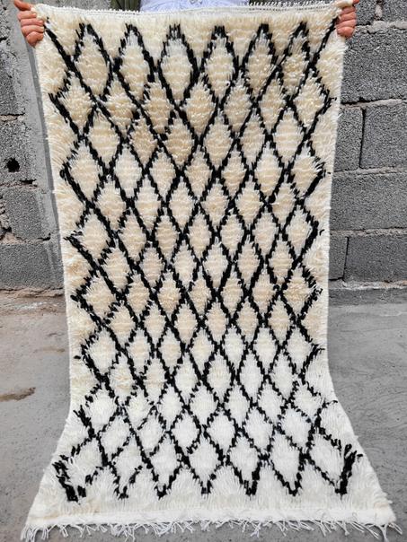 زربية محلية الصنع بيضاء منقوشة بالأسود 150/80 سنتيم