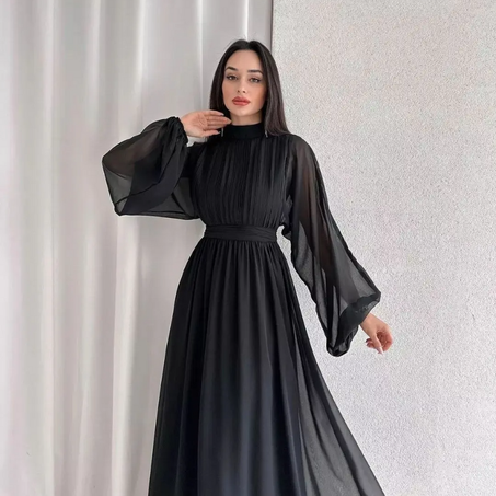 فستان أسود كلاسيكي