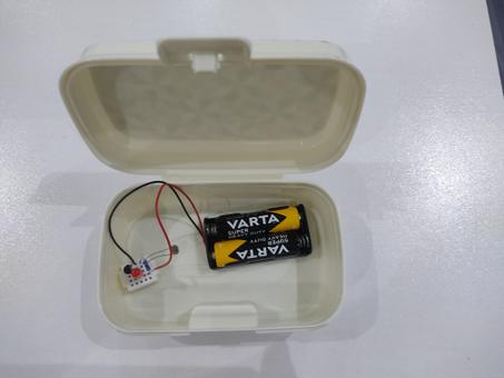 Dark activated light - مصباح متفاعل مع الظلام