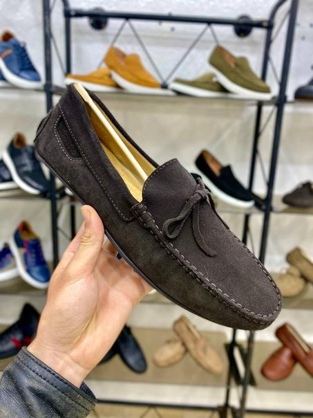 Mocassins daim noir marron pour homme