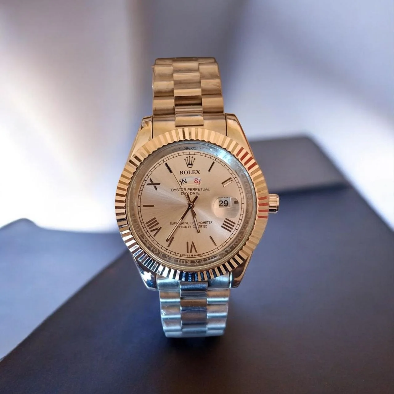 Montre de Prestige Day-Date – Cadran Argenté Épuré