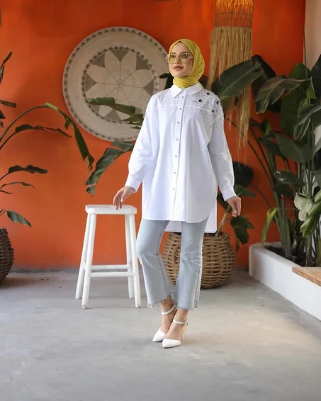 قميص أبيض