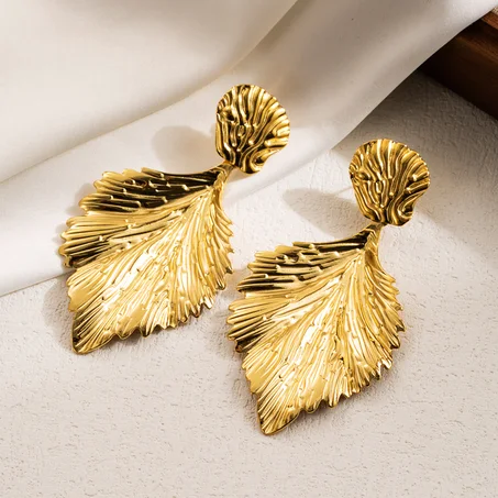 Boucles d'Oreilles Pendantes Feuilles Dorées – L'Éclat de la Nature