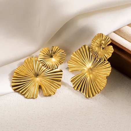 Boucles d'Oreilles Ginkgo en Acier Inoxydable : Éclat Doré Plissé – Élégance Durable