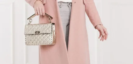 ملابس نسائية + حقائب تناسب كل الإطلالات