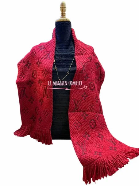 écharpe rouge de marque :chic et raffinée
