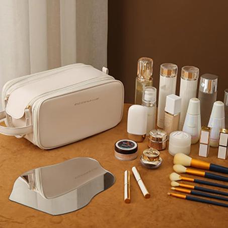 حقيبة نسائية  لمستحضرات التجميل.
