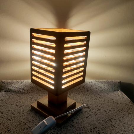 🪵 مصباح خشبي عصري… زين دارك بنور راقي 💡