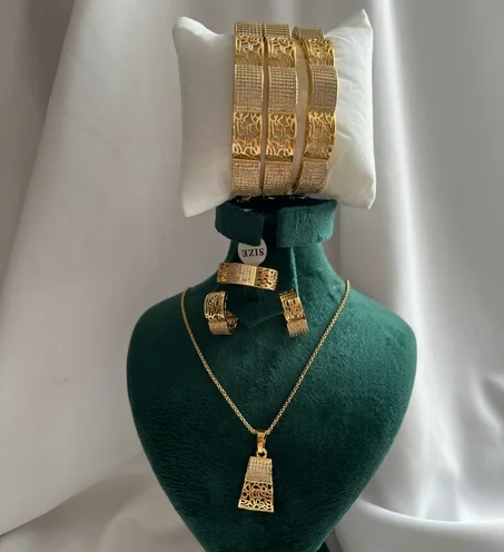 collier ahramatt