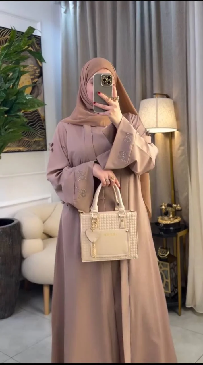 عباية أنيقة من قطعتين مطرزة