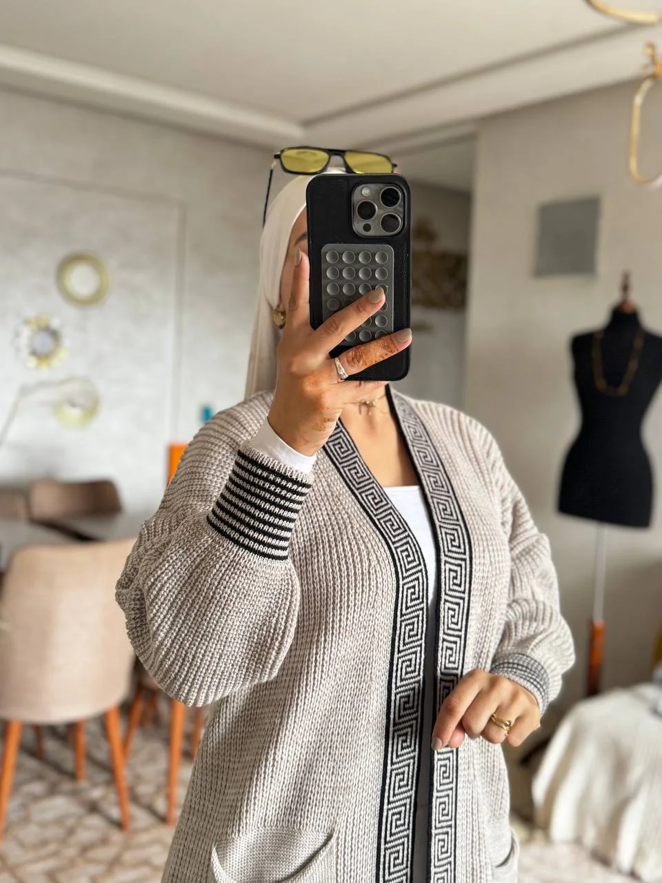 جيلي تريكو شبيه زارا طويل بنقشة جاكار وأكمام منفوخة.