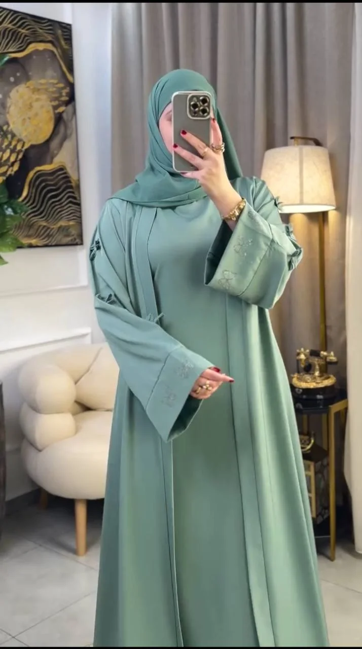 عباية أنيقة من قطعتين مطرزة