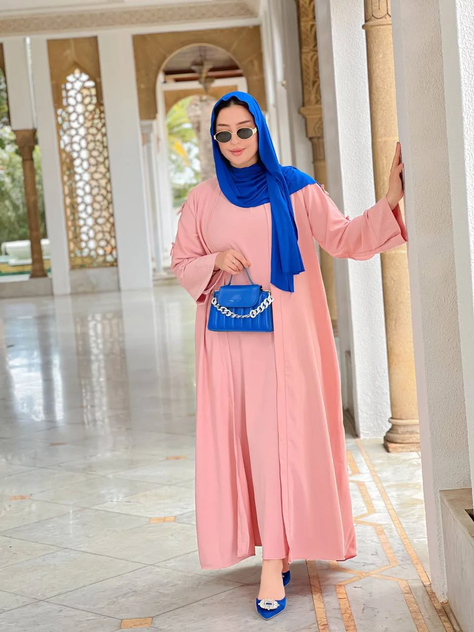 عباية أنيقة من قطعتين مطرزة