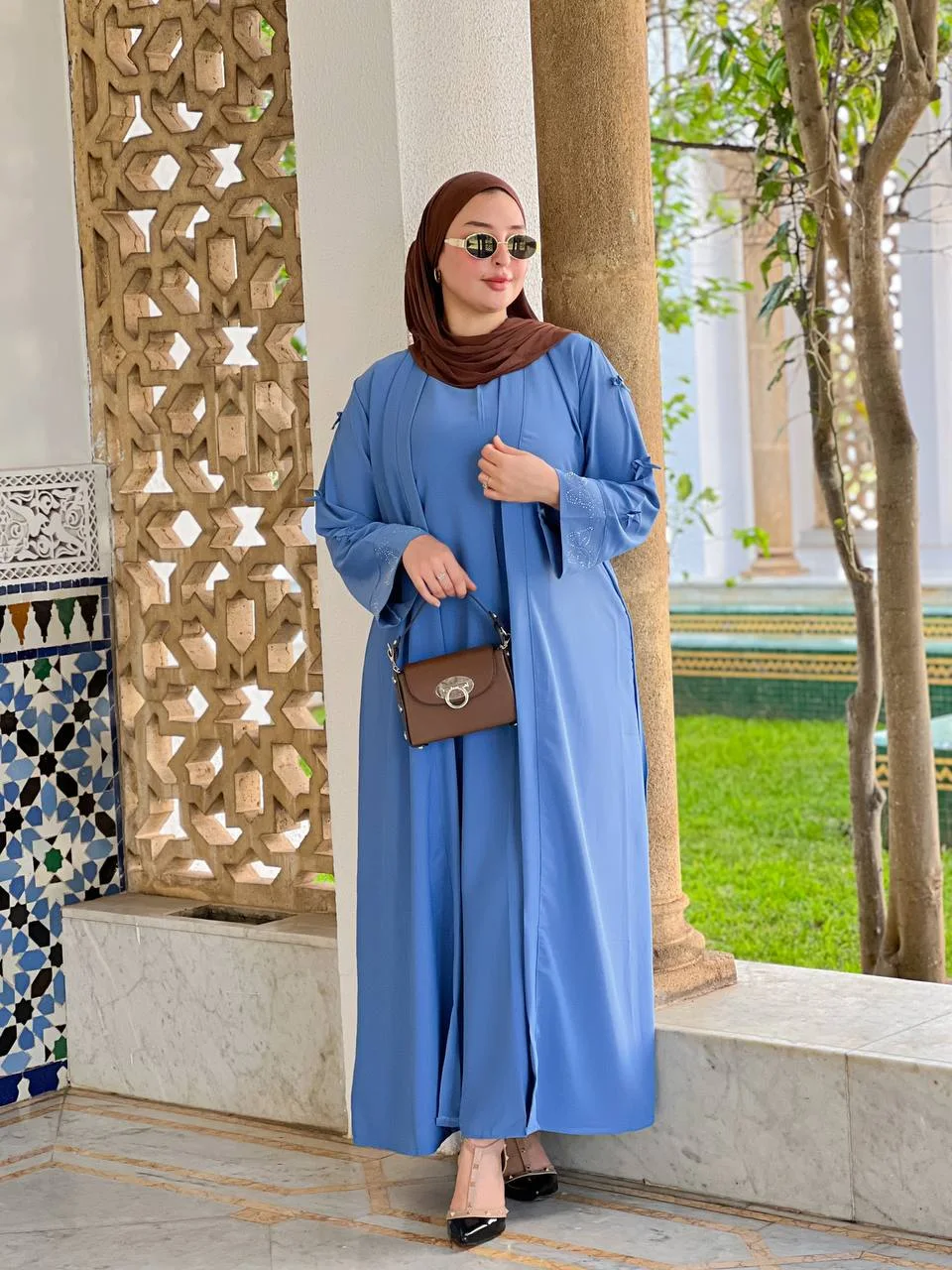 عباية أنيقة من قطعتين مطرزة