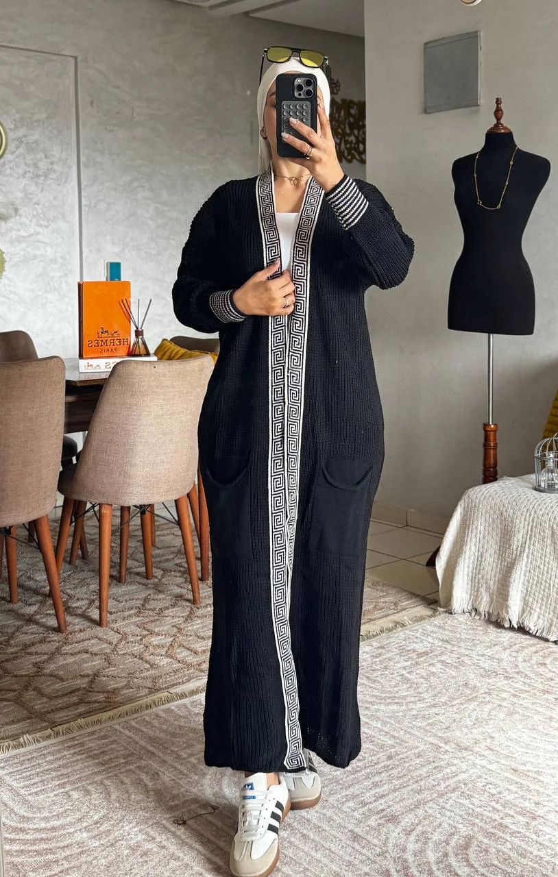 جيلي تريكو شبيه زارا طويل بنقشة جاكار وأكمام منفوخة.