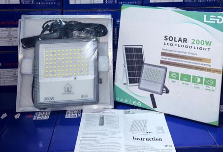 بروجيكتور الطاقة الشمسية القوي.. إضاءة ليلية مجانية و دائمة بلا فواتير كهرباء!