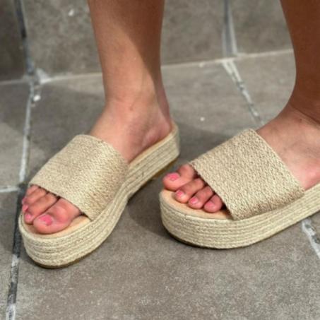Sandales en raphia à talon compensé léger