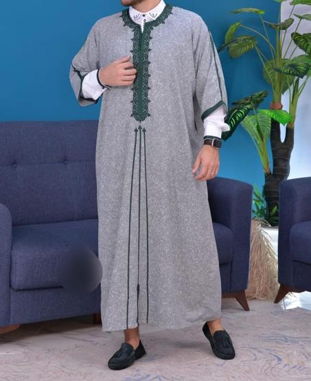 باك كندورة معها قميجة مطروزة