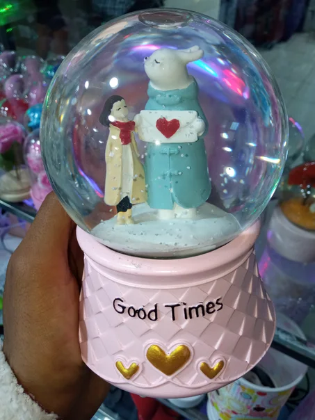 وتبقى كرة الثلج هي الهدية الأسمى على مر العصور ( حجم كبير )