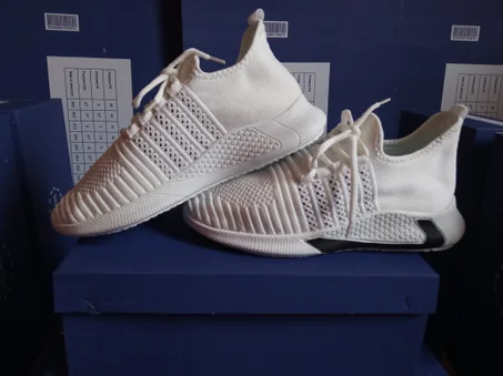 أحذية رياضية أنيقة وخفيفة