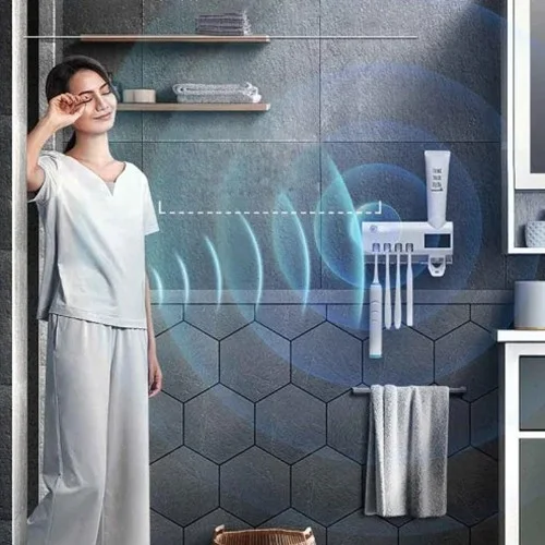 🦷✨ حامل فرش الأسنان الذكي بمستشعر حركة PIR