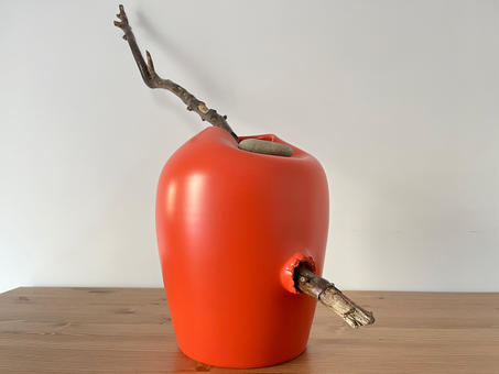 Vase avec pierre et branche