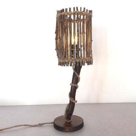 Lampe en bois flotté avec écran branches d