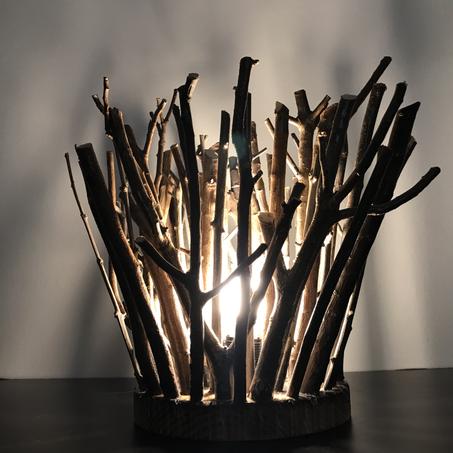 Lampe en bois et branches d