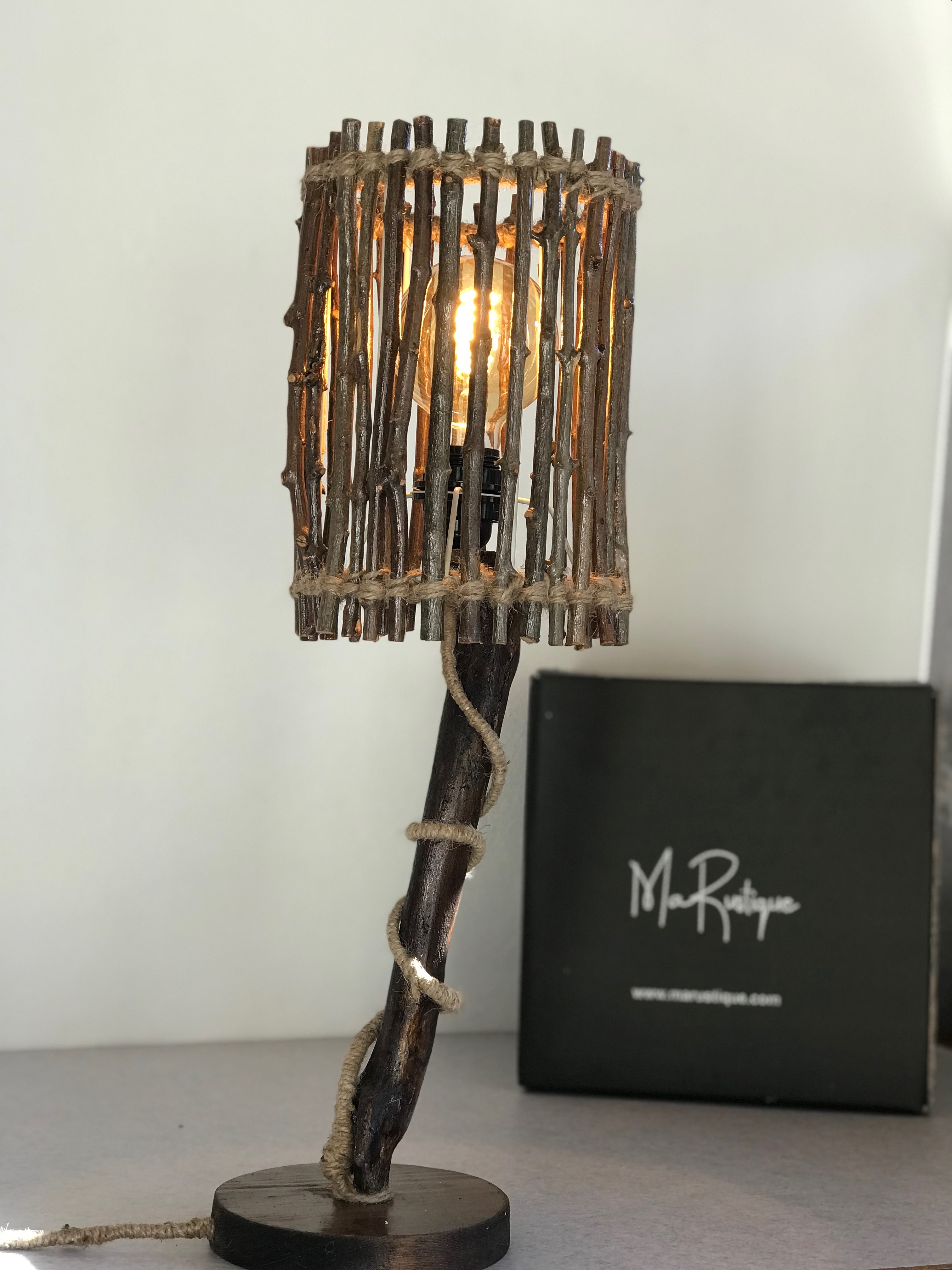 Lampe en bois flotté avec écran branches d