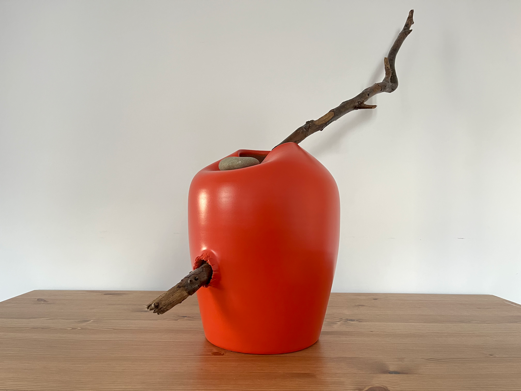 Vase avec pierre et branche