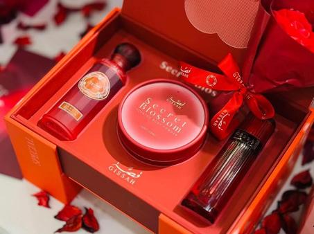 مجموعة هدايا عطرية فاخرة للنساء من جيساه – سيكرت بلوسوم تشمل عطر مركز، بودرة جسم معطرة، ورذاذ للجسم برائحة زهرية ناعمة تدوم طويلاً
