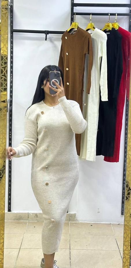 فستان طويل بأزرار أمامية