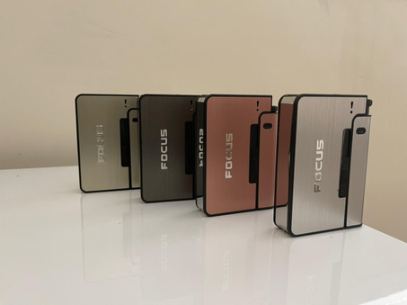 علبة معدنية مع حامل ولاعة