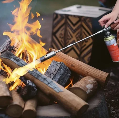 مشعل غاز محمول بمقبض خشبي، قابل للفك والتمديد  بقوة عالية تعادل 15.000 كيلو كالوري/ساعة